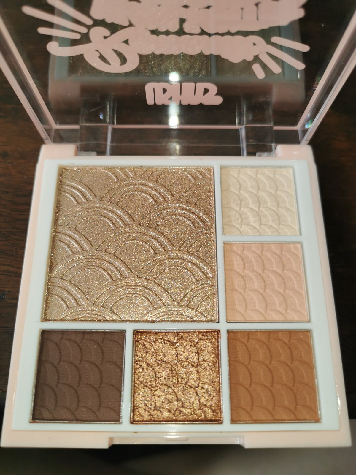 Highlighter + eyeshadow pallet